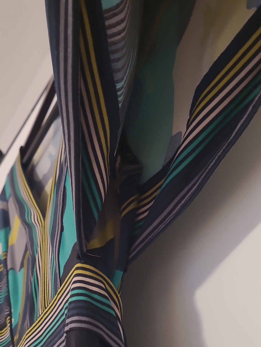 BCBGMaxAzria Abstract Print Flutter Sleeve Midi Dress Blue Teal Yellow - Picture 8 of 10